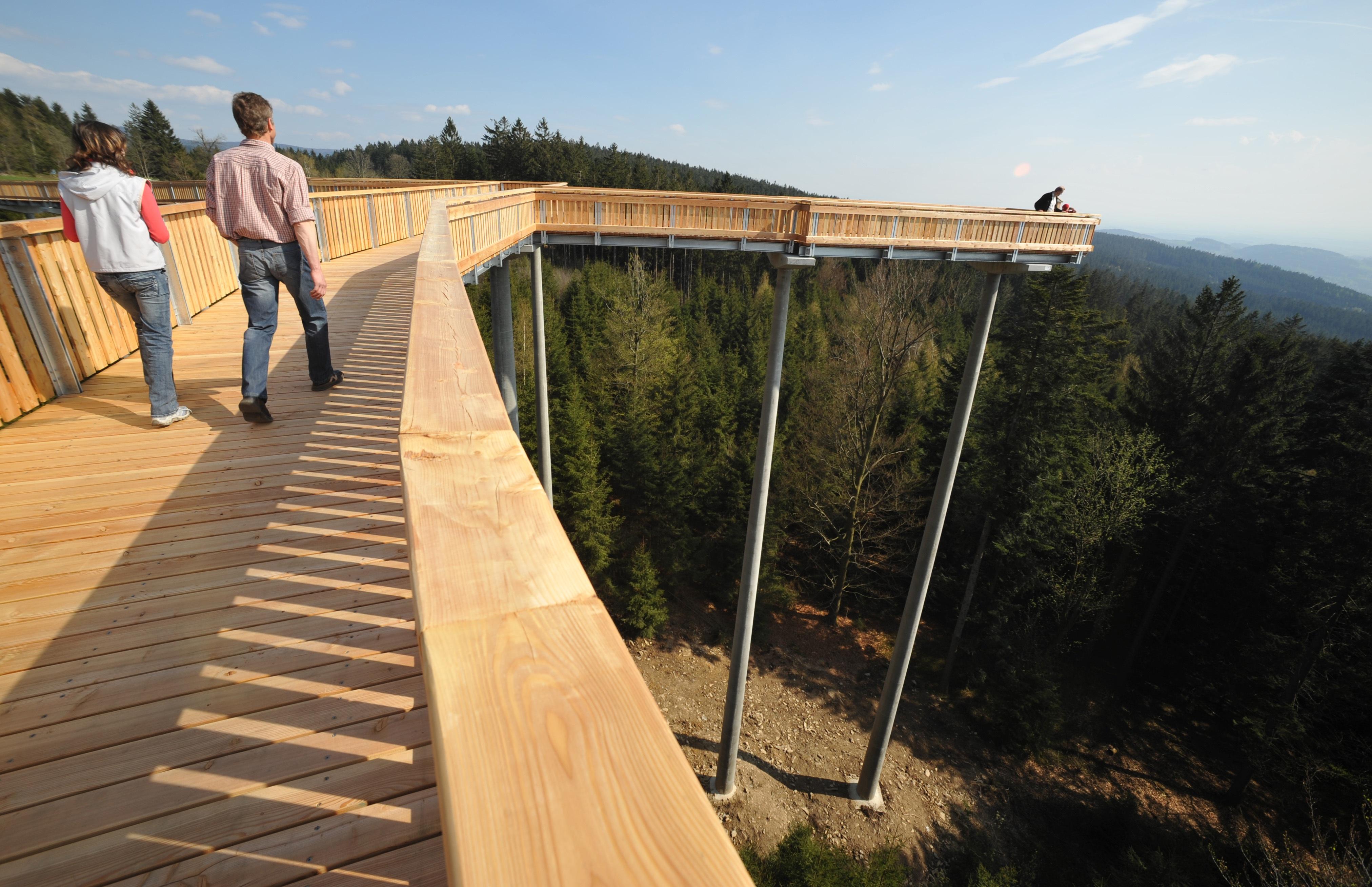baumwipfelpfad fuhrt zum parkhaus des sudklinikums langwasser nordbayern