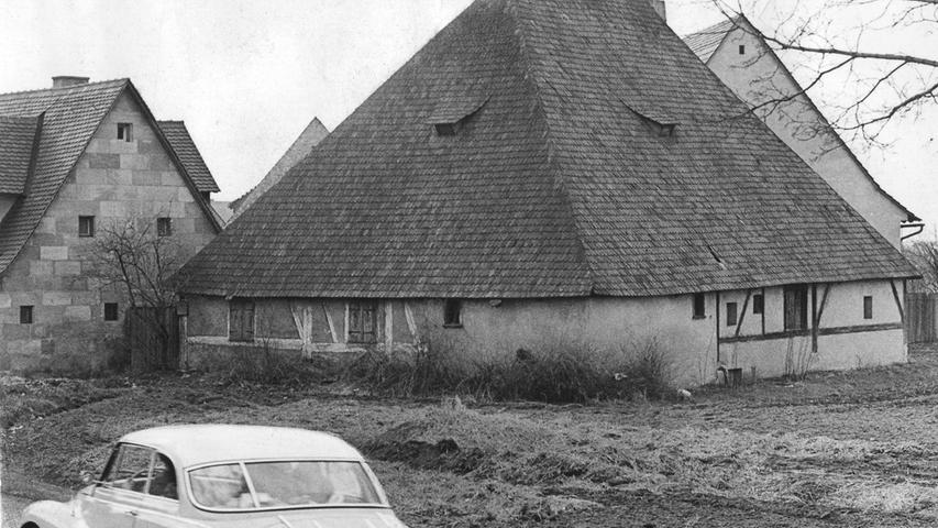 Das „Schwedenhaus“ in Thon, dessen Abbruch 1960 beschlossen wurde. Seitdem ist man auf der Suche nach günstigem Gelände, auf dem es wiedererstehen soll. Möglicherweise am Marienberg.  Zum Artikel: Park für alte Häuser