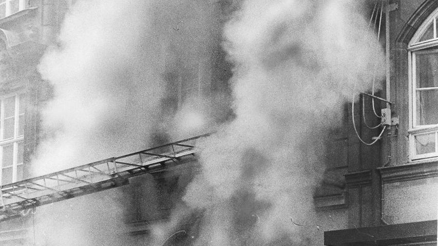 Dicke Qualmwolken drangen gegen 8 Uhr aus den Fenstern des Tanzkabaretts Erotica in der Luitpoldstraße 13. Zum Artikel: Nachtlokal brannte morgens aus