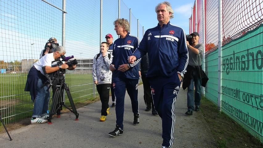 Auf geht's: Von mehreren Kameraobjektiven begleitet schreitet das neue Trainergespann beim 1. FC Nürnberg zur Tat. Gertjan Verbeek (Bildmitte) und sein Co-Trainer Raymond Libregts marschieren zum Trainingsplatz.
