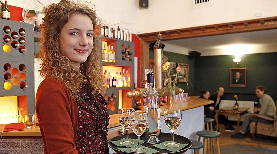 Ein Wohnzimmer mit goldenen Zapfhähnen Ein Wohnzimmer mit goldenen Zapfhähnen