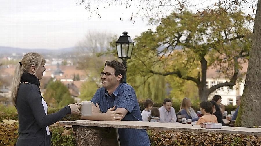 So lässt’s sich wohl sein: Bastian Böttner genießt sein Bier auf dem Spezial-Keller über den Dächern Bambergs. So lässt’s sich wohl sein: Bastian Böttner genießt sein Bier auf dem Spezial-Keller über den Dächern Bambergs.