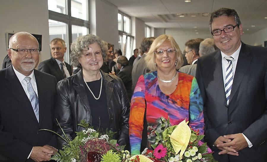 Sowohl für die scheidende Amtsgerichts-Direktorin Gertraud Glöckner (2.v.li.) als auch für ihre Nachfolgerin Sabine Schwarz (2.v.re.) gab es Blumen. Eingerahmt werden sie von Dr. Rainer Gemählich, Präsident des Landgerichts Nürnberg-Fürth (li.), und Peter Küspert, Präsident des Oberlandesgerichts Nürnberg.