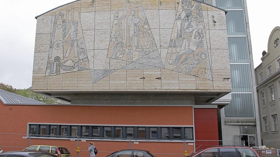 Das große Mosaik an der Fassade der Berufsschule I in der Turnstraße gilt als bedeutendes Beispiel für Kunst am Bau der 50er und 60er Jahre — und als dringend sanierungsbedürftig.