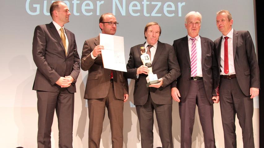 ...Günter Netzer durfte umgeben von den hohen Herren des Abends...
