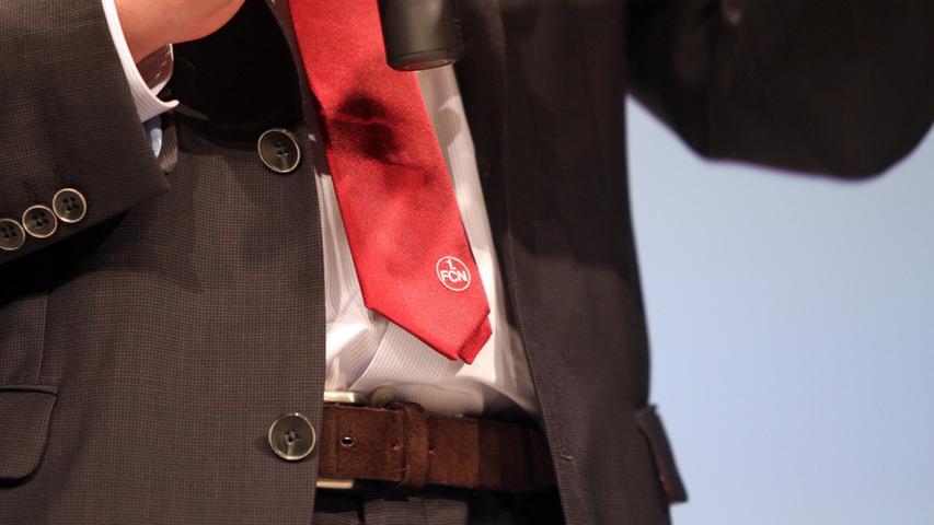 ...seine rote Krawatte mit dem Emblem des 1. FC Nürnberg, die er an diesem besonderen Tag zum ersten Mal trug. Ein paar Worte...