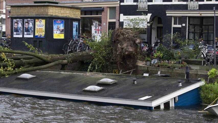 Ebenfalls ein Todesopfer gab es in den Niederlanden zu beklagen, wo entwurzelte Bäume in Amsterdam auf Hausboote stürzten und diese versenkten.