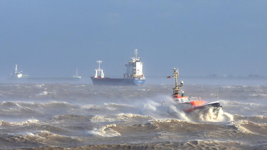 Für die nordfriesische Küste und das Elbegebiet im Norden gab das Bundesamt für Seeschifffahrt und Hydrographie eine Sturmflutwarnung heraus.