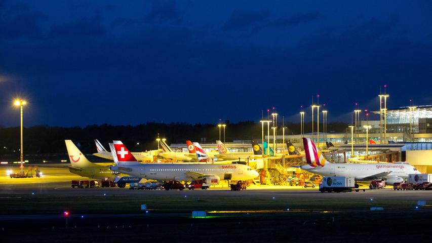 Zweitweise musste der Flugverkehr am Hamburger Flughafen eingestellt werden und bis zu 1300 Reisende mussten in den Maschinen ausharren.