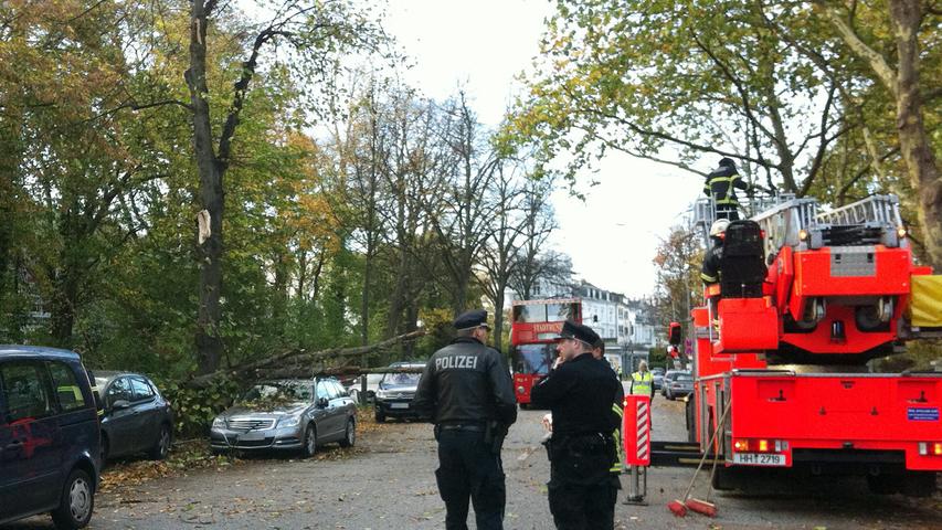 Polizei und Feuerwehr hatten in Hamburg alle Hände voll zu tun, um den Folgen von "Christian" Herr zu werden.
