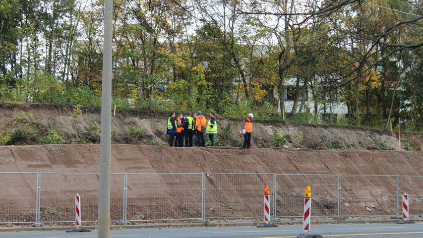 ... wird der alte Lärmschutzwall zwischen der Cuxhavener und der Wilhelmshavener Straße zunächst abgetragen und stabilisiert. Danach soll...