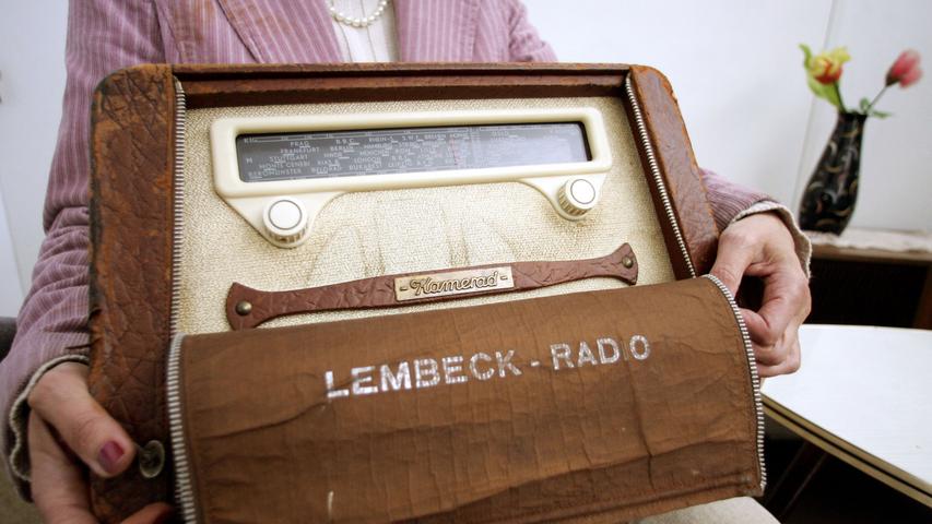 Das Bild zeigt ein Lembeck-Radio vom Typ "Kamerad" aus dem Jahr 1952, eines der ersten "Kofferradios".