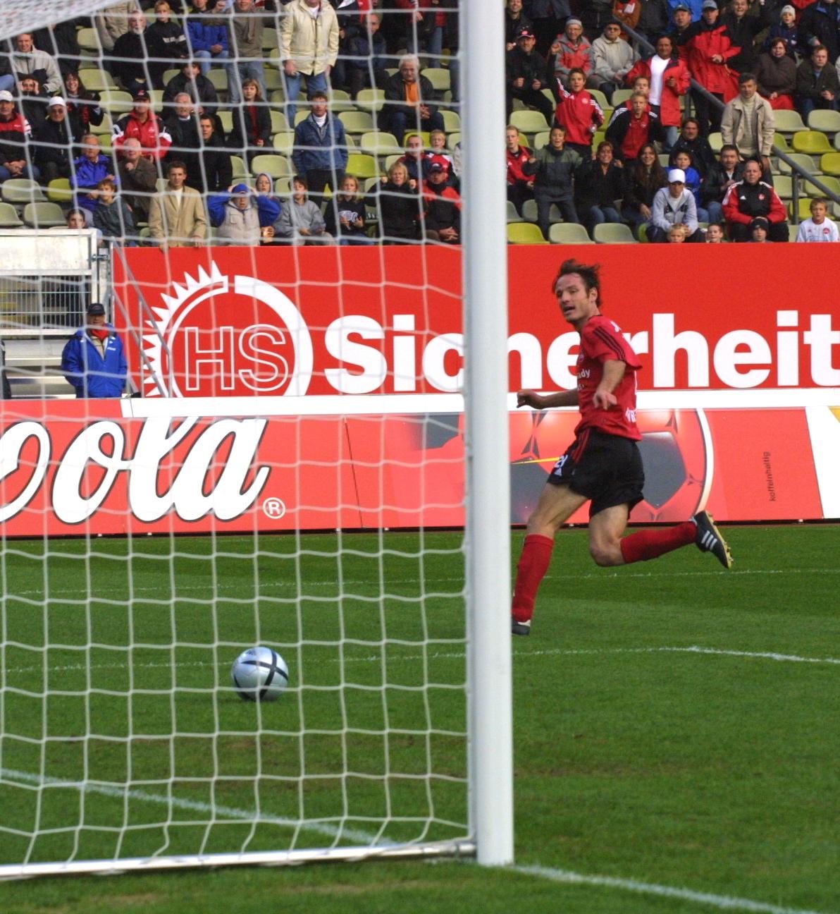 Gegen harmlose Breisgauer ist wenig später der erste Heimsieg dieser Spielzeit zu notieren. Robert Vittek und Markus Schroth, der hier einnetzt, geben Schlussmann Richie Golz zwei weitere Male das Nachsehen.
