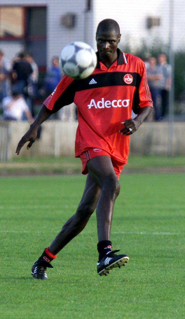Zurück in der Erstklassigkeit begegnet der Club den Freiburgern im August 2001. Am 2. Spieltag siegen die von Klaus Augenthaler trainierten Franken 2:0. Lars Müller bereitet beide Treffer vor. Die Torschützen heißen Kai Michalke und Louis Gomis, der in dieser Saison sonst kaum auf sich aufmerksam macht.
