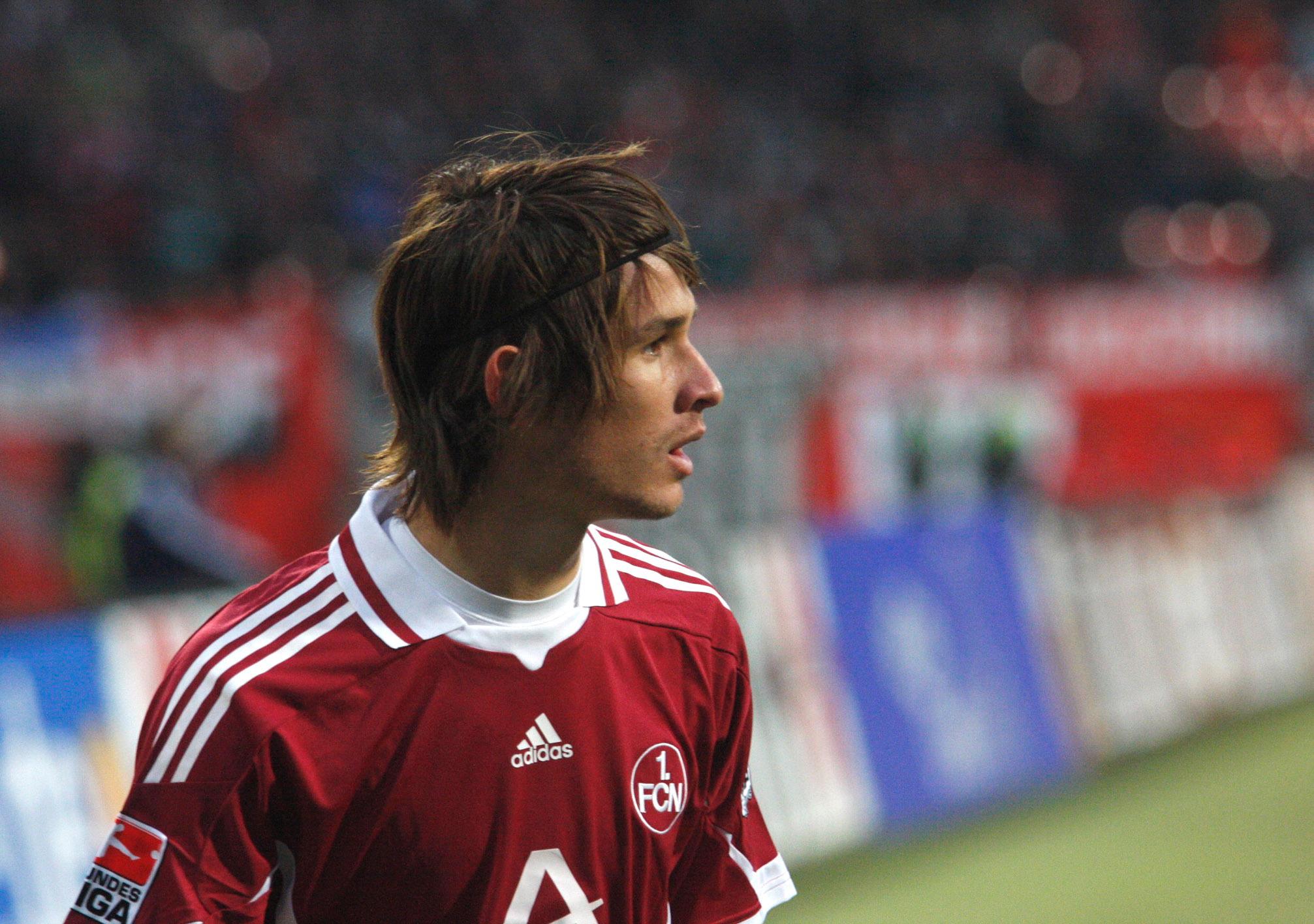 Der letzte Club-Sieg in Freiburg datiert aus dem März 2009, als beide Vereine einen weiteren gemeinsamen Zweitliga-Aufenthalt haben. Joker Dario Vidosic – keine 60 Sekunden auf dem Feld – glückt beim richtungweisenden 1:0 im Dreisamstadion durch einen strammen Flachschuss die späte Entscheidung. Nach der Partie schafft sich der Australier mit einem erfrischenden TV-Interview Freunde in ganz Fußball-Deutschland. Die Oenning-Truppe und der Sportclub steigen im Sommer auf.