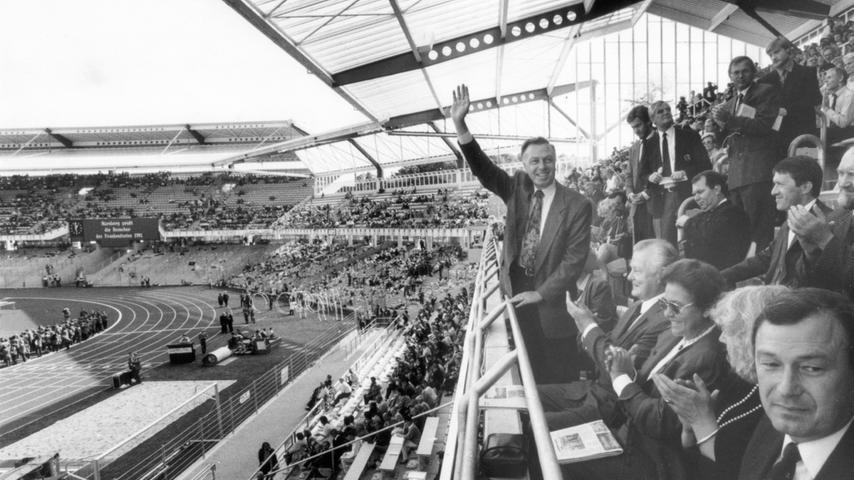 Bei der Eröffnungsfeier des umgebauten Frankenstadions 1991: Oberbürgermeister Peter Schönlein winkt, Ministerpräsident Max Streibl applaudiert. Und Beckstein? Blickt sich erstmal prüfend um.