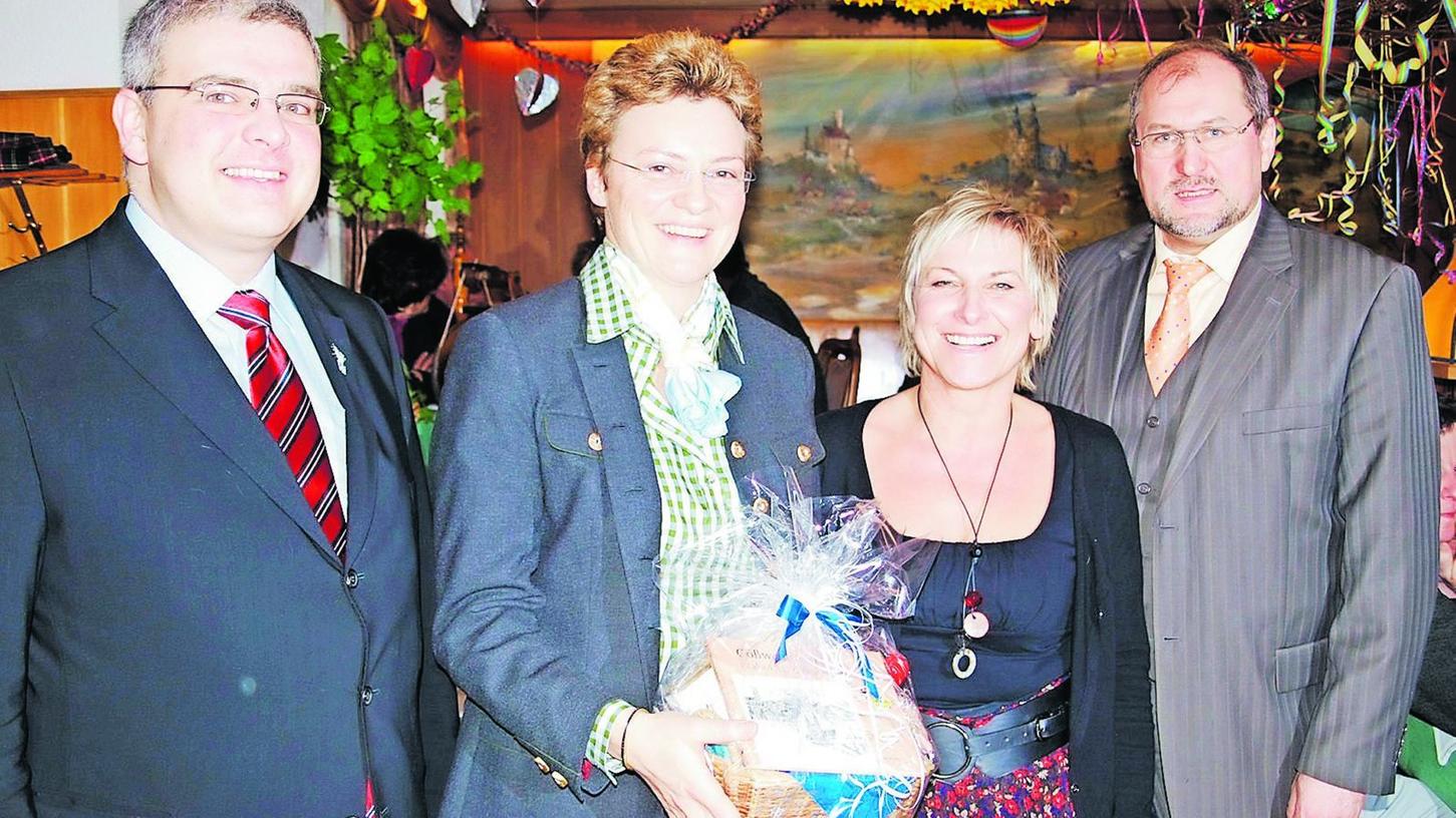 Damals konnte man sich noch gemeinsam freuen: Hanngörg Zimmermann (li.) und Bürgermeister Georg Lang (re.) mit Kreisbäuerin Rosi Kraus (2.v.li.) bei einem Besuch der Europaabgeordneten Monika Hohlmeier. Damals konnte man sich noch gemeinsam freuen: Hanngörg Zimmermann (li.) und Bürgermeister Georg Lang (re.) mit Kreisbäuerin Rosi Kraus (2.v.li.) bei einem Besuch der Europaabgeordneten Monika Hohlmeier.