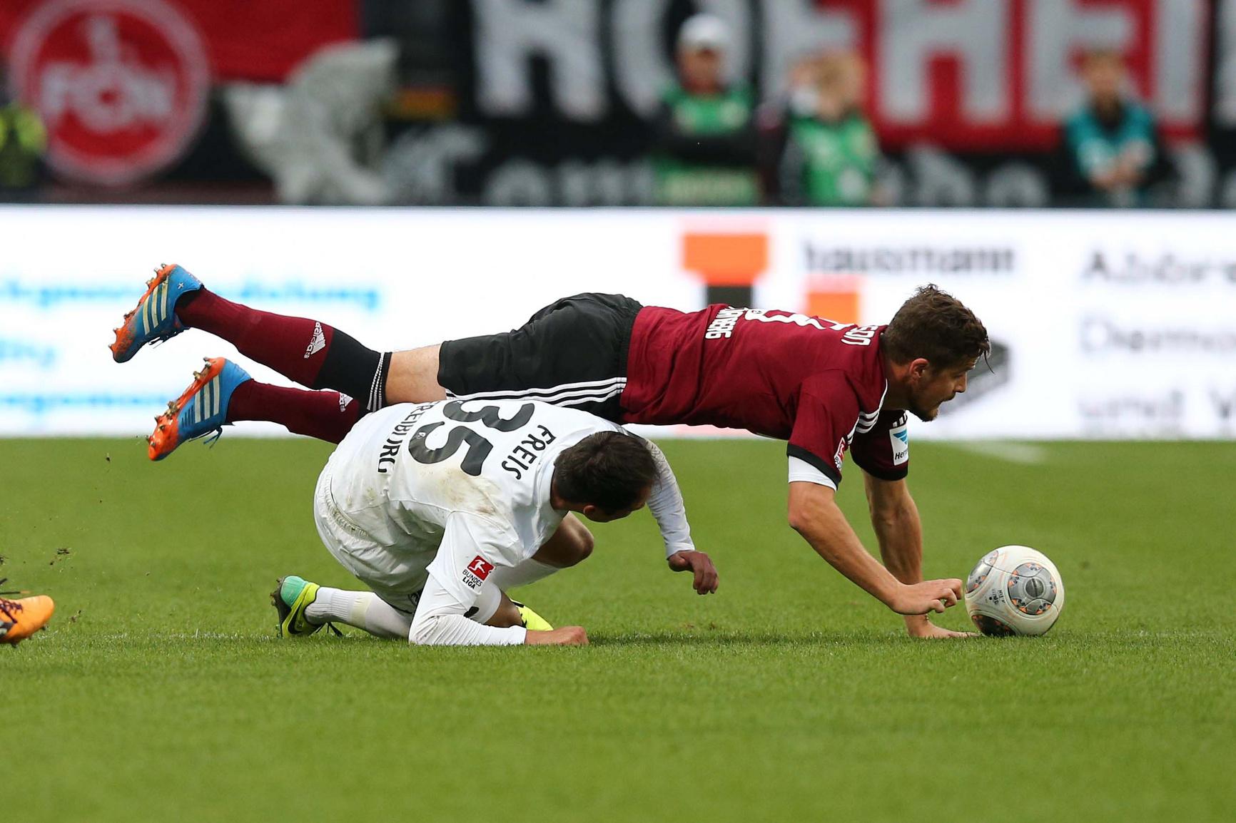 In der Hinrunde trägt die Auseinandersetzung das Etikett Kellerduell. Der FCN, der Rang 16 belegt, strebt gegen die einen Platz dahinter notierten, ebenfalls sieglosen Breisgauer den ersten Saison-Dreier an. Und stolpert! Dabei sieht's in Nürnberg zu Beginn vielversprechend aus. Der Club drängt im Abwehrverbund mitunter überforderte Freiburger in die Defensive, münzt sein eklatantes Chancenplus aber nicht in die Führung um. Dies rächt sich...
