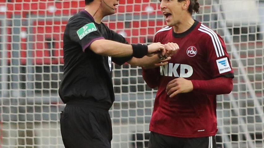 In der 27. Minute köpft Pogatetz den Ball ins Tor. Aber der Schiedsrichter pfeift ein umstrittenes Foul des Österreichers.