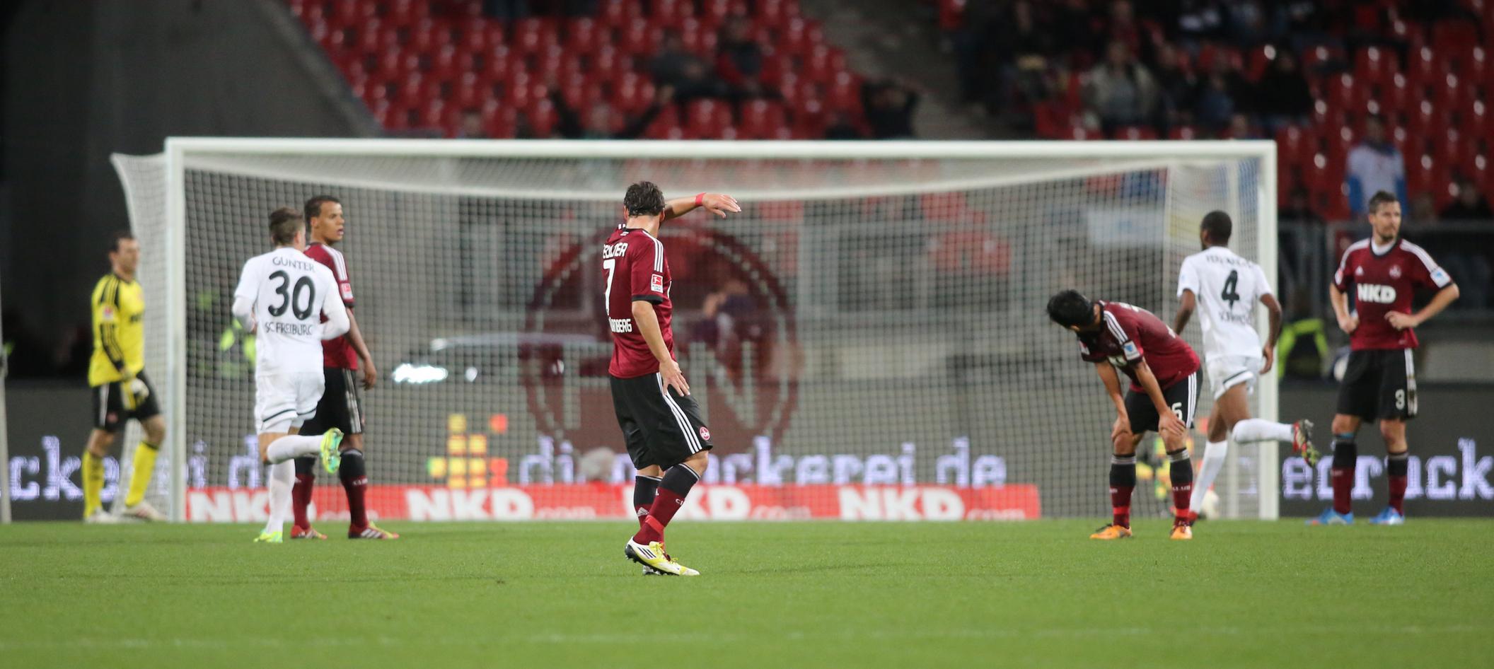 Der FCN braucht etwas, um sich von diesem Rückschlag zu erholen, bläst gegen ab der 69. Minute dezimierte Gäste dann aber energisch zur Schlussoffensive. In einem Spiel, in dem die Nürnberger zweimal am Aluminium verzweifeln, treffen aber nur die Streich-Schützlinge ins Schwarze. Der eingewechselte Vladimir Darida per Sonntagsschuss und Admir Mehmedi, der von einem Nilsson-Aussetzer profitiert, stocken im November 2013 auf 3:0 auf - zum Leidwesen von Markus Feulner und seinen Spielkameraden.