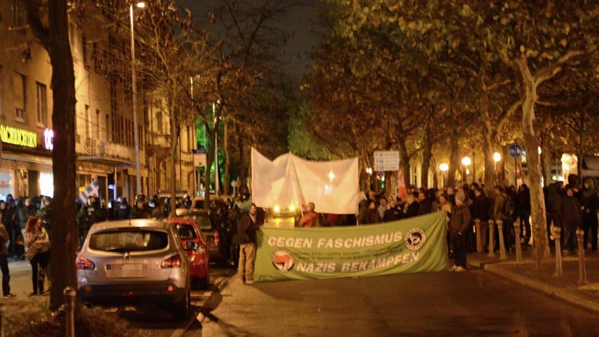 Rund 30 Rechtsextreme haben sich am Samstagabend in der Fürther Rudolf-Breitscheid-Straße zu einer "Mahnwache" versammelt. Ihnen stellten sich etwa 100 Gegendemonstranten in den Weg.