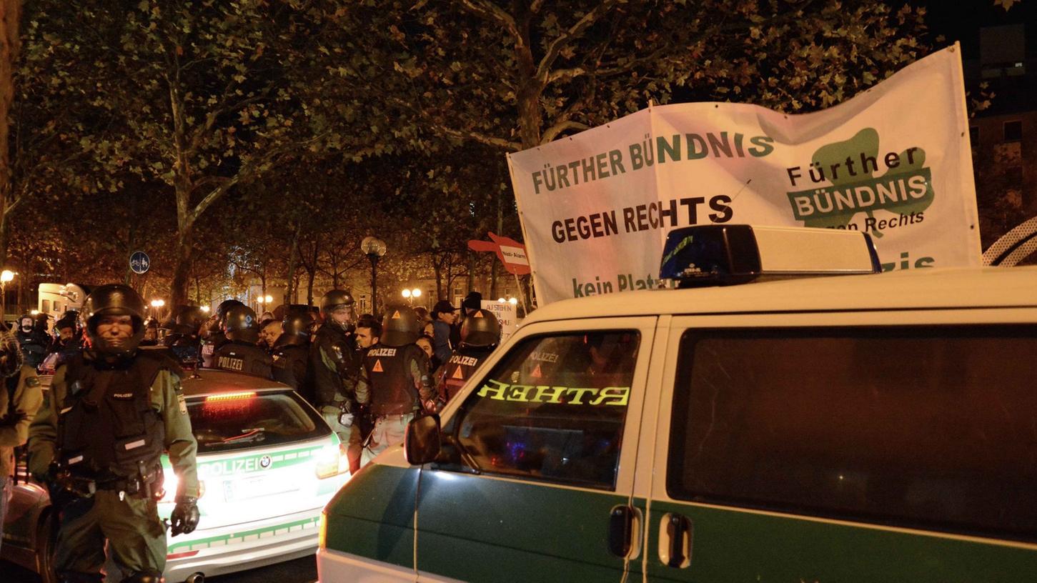 Mehrere Polizisten wurden während einer Demonstration von Neonazis in Fürth verletzt.