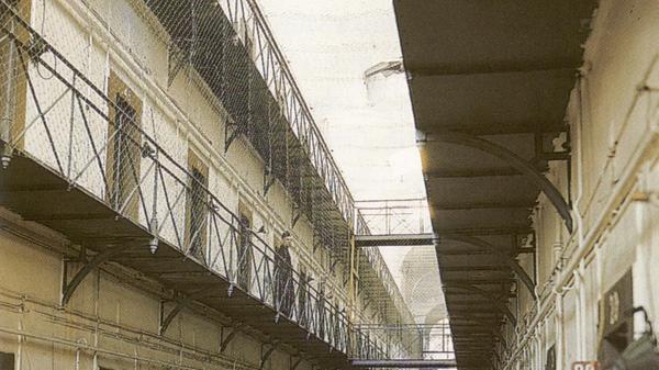 Im Ostflügel des Nürnberger Gefängnisses waren die Hauptkriegsverbrecher während des Prozesses untergebracht - einzeln von Soldaten bewacht. Das Bild stammt aus dem Band: "Der Nürnberger Prozeß. Das Verfahren gegen die Hauptkriegsverbrecher", D'Addario und Klaus Kastner, Verlag A. Hofmann, Nürnberg 1994.