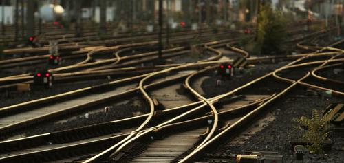 Alle Ampeln auf rot: Die Bahn will die Strecke zwischen Bamberg und Lichtenfels für 34 Wochen sperren - sehr zum Ärger vieler Pendler. (Symbolbild)