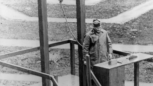 Die zehn Todesurteile wurden am 16. Oktober 1946 zwischen 1:00 und 2:57 Uhr vollstreckt. Die Hinrichtungen vollzog der US-amerikanische Henker John C. Woods. Hermann Göring gelang trotz der strengen Bewachung aller Todeskandidaten keine drei Stunden vor der Hinrichtung der Suizid mittels einer Zyankalikapsel. Alle Leichname wurden am Münchener Ostfriedhof kremiert und ihre Asche in einen kleinen Seitenarm der Isar gestreut. Die zu Haftstrafen Verurteilten blieben zunächst noch in Nürnberg und wurden 1947 in das Berliner Kriegsverbrechergefängnis Spandau verlegt.