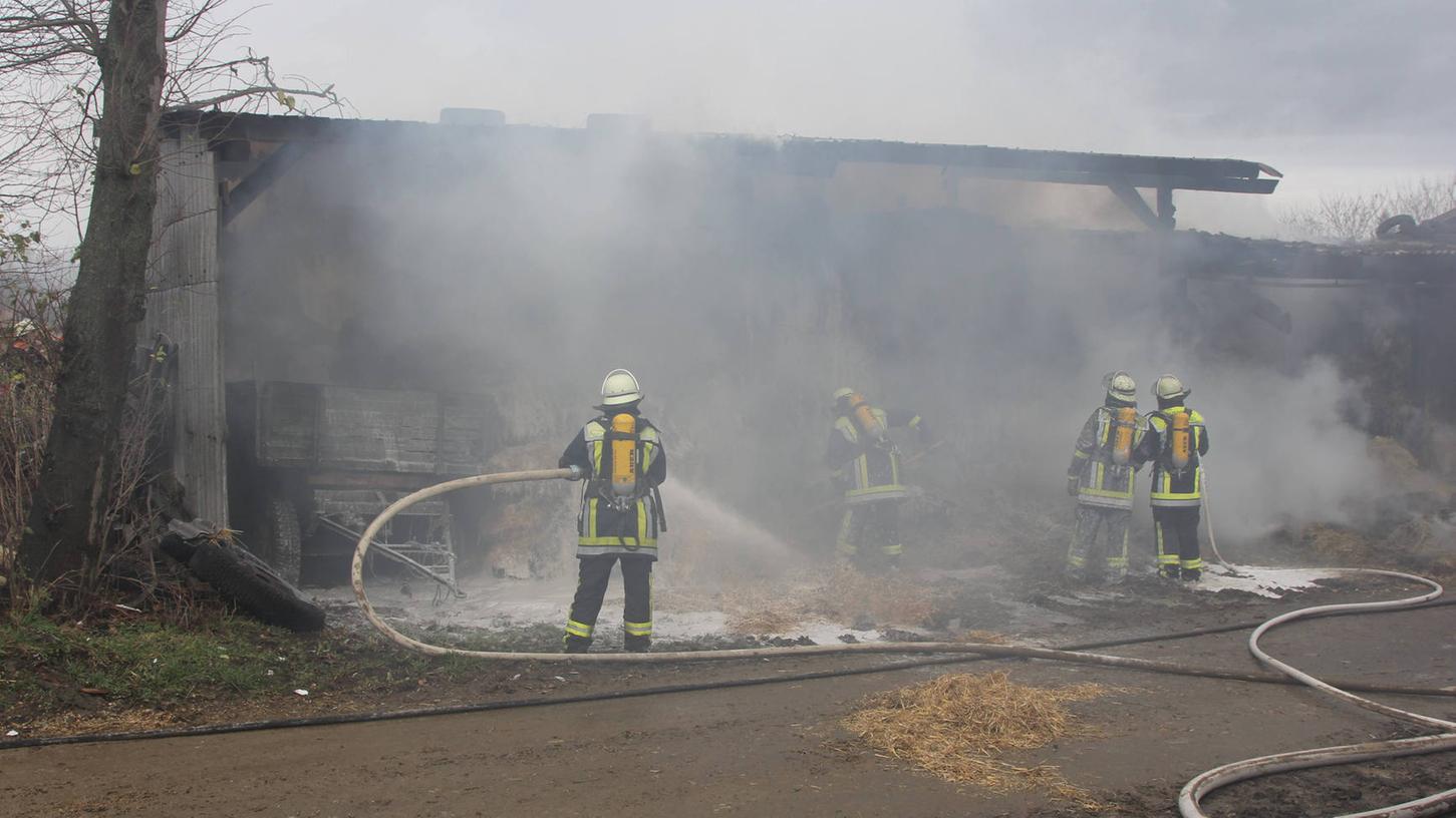 Am Montagvormittag wurde der Brand der unmittelbar an den Wohntrakt angrenzenden Lagerhalle in Birken (Landkreis Hof) durch den Eigentümer bemerkt.