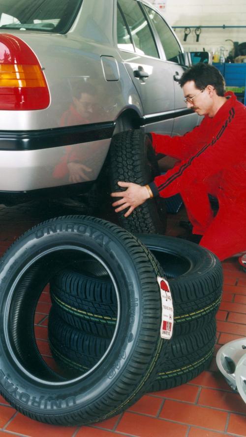 Denken Sie an den Reifenwechsel im Herbst, wenn Sie beim Wintereinbruch auf Rutschpartien verzichten möchten.