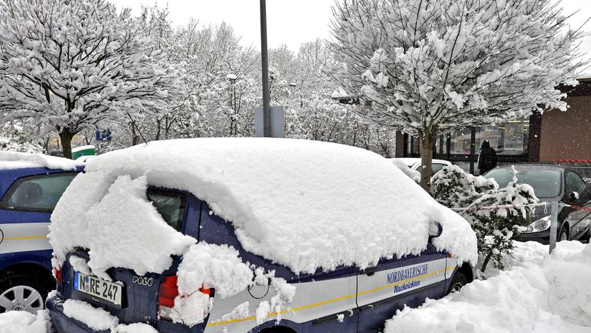 Bei solchen Schneemassen sollte man das Auto ruhig stehen lassen.