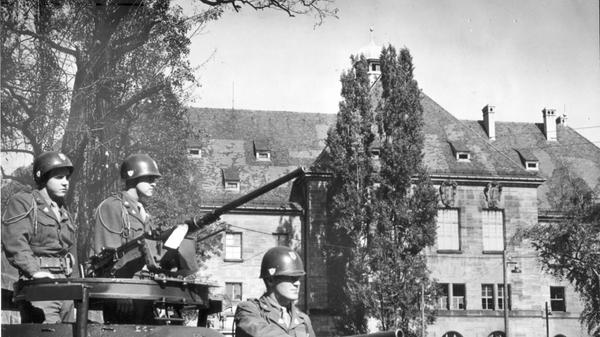 Die Nürnberger Prozesse wurden scharf bewacht. Hier: Amerikanische Wachmannschaften vor dem Justizgebäude.