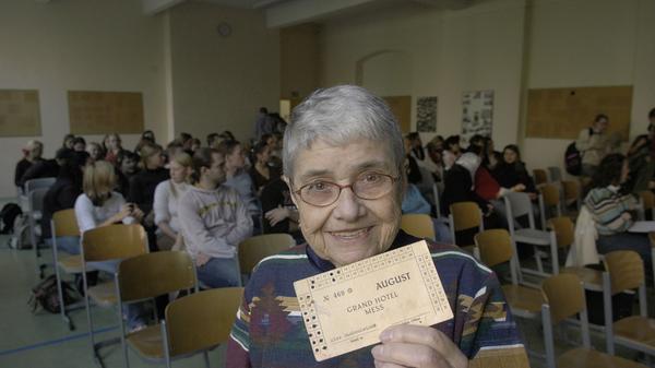 Noch gibt es Zeitzeugen, die über die Nürnberger Prozesse berichten können. So wie Hedy Epstein aus St. Louis, die eine Essenmarke aus dem Grand Hotel in der Hand hält. Sie war Mitarbeiterin der Anklage beim Nürnberger Ärzteprozess, der erste der zwölf Nachfolgeprozesse.