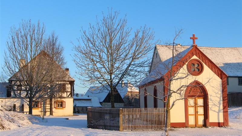 Im Freilandmuseum können Besucher die unterschiedlichsten Gebäude begutachten: eine Kapelle aus Rodheim ...