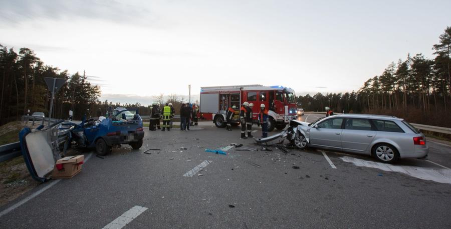 Verkehrsunfall bei Röttenbach: Frau in Auto eingeklemmt