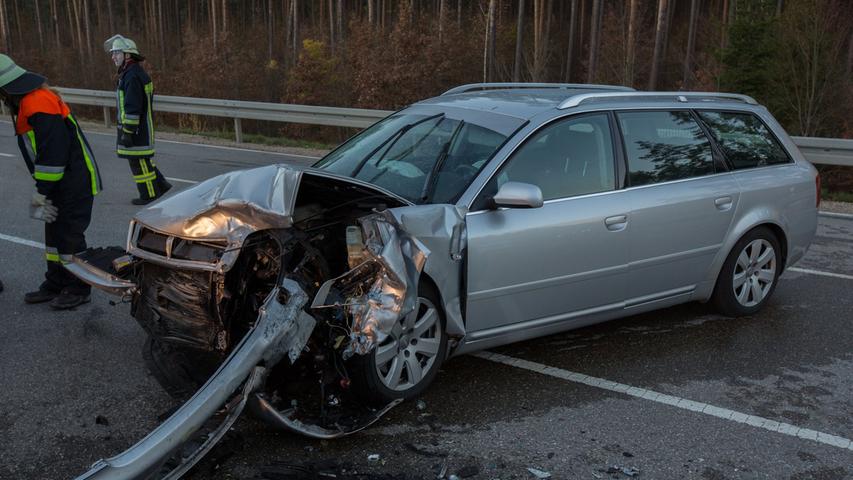Verkehrsunfall bei Röttenbach: Frau in Auto eingeklemmt