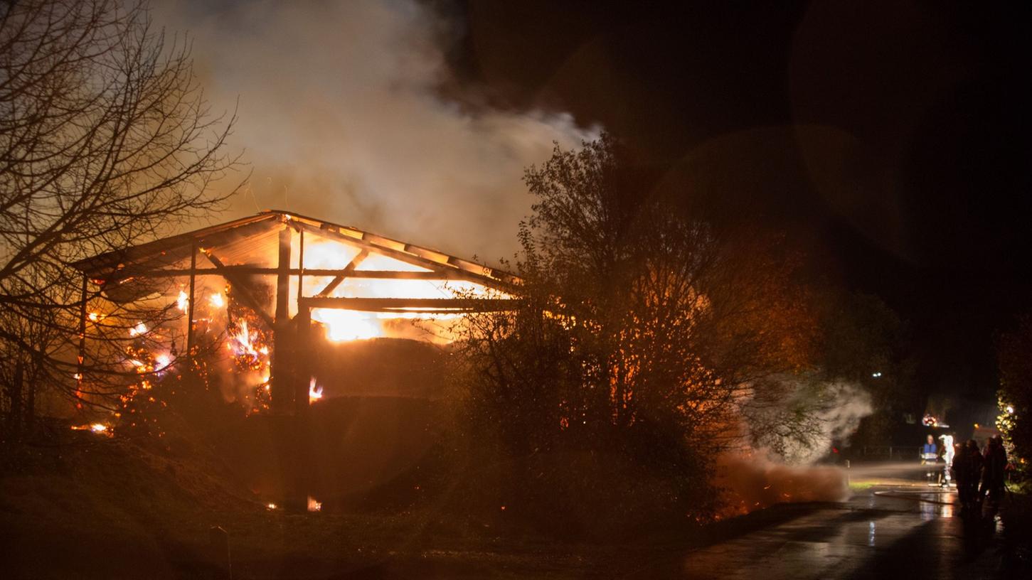 Großfeuer zerstört Scheune bei Weißenburg