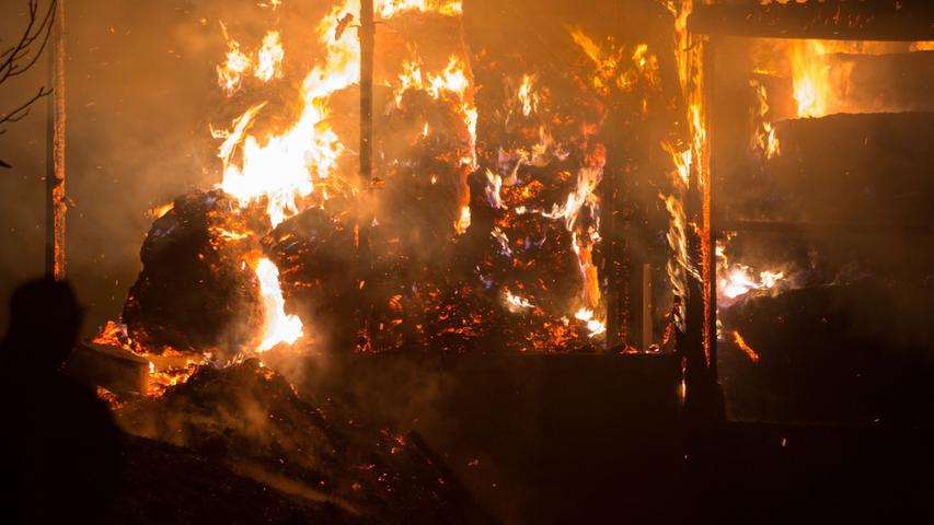 Dort brannte eine Scheune völlig aus. Mit ihr wurden Erntegut sowie landwirtschaftliche Maschinen ein Raub der Flammen.