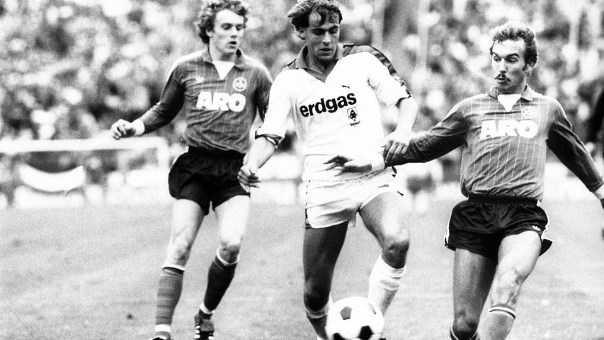 In der Spielzeit 1983/84 geht der Club gegen die Elf vom Niederrhein gänzlich leer aus. Mit 0:2 und 1:3 verlieren Werner Heck und Co. gegen die Borussen um einen damals noch ordentlich behaarten Michael Frontzeck.