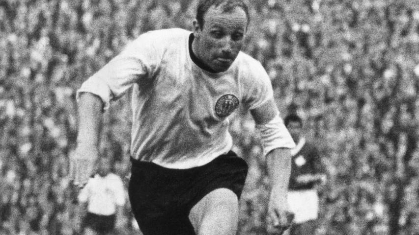 An der grundlegenden Farbkombination änderte sich in den 1960er Jahren nichts. Es blieb beim weißen Dress in Kombination mit schwarzen Hosen. Nur der Schnürkragen musste einem normalen Kragen weichen. So erlebten Deutschlands beste Fußballer um Uwe Seeler beispielsweise bei der WM 1966 in England das berühmte Wembley-Tor.