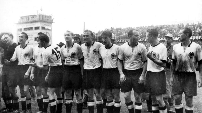 Weißes Trikot, schwarze Hose und Stutzen: Mit einem markanten Schnürkragen sorgten Helmut Rahn, Fritz Walter und Co. für eine große Überraschung bei der Weltmeisterschaft 1954 in der Schweiz. Durch einen 3:2-Sieg im Endspiel gegen Ungarn wurde Deutschland zum ersten Mal Weltmeister. Das Wunder von Bern war geboren.