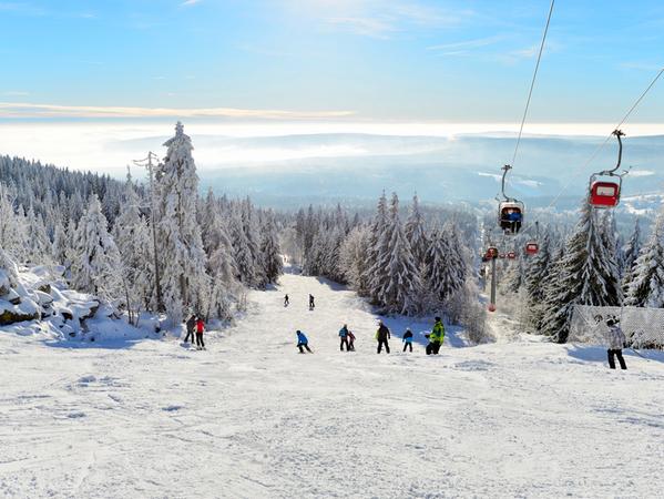 Verschneite Landschaft am Ochsenkopf im oberfränkischen Fichtelgebirge, nur gut eine Stunde über die A9 von Nürnberg entfernt.