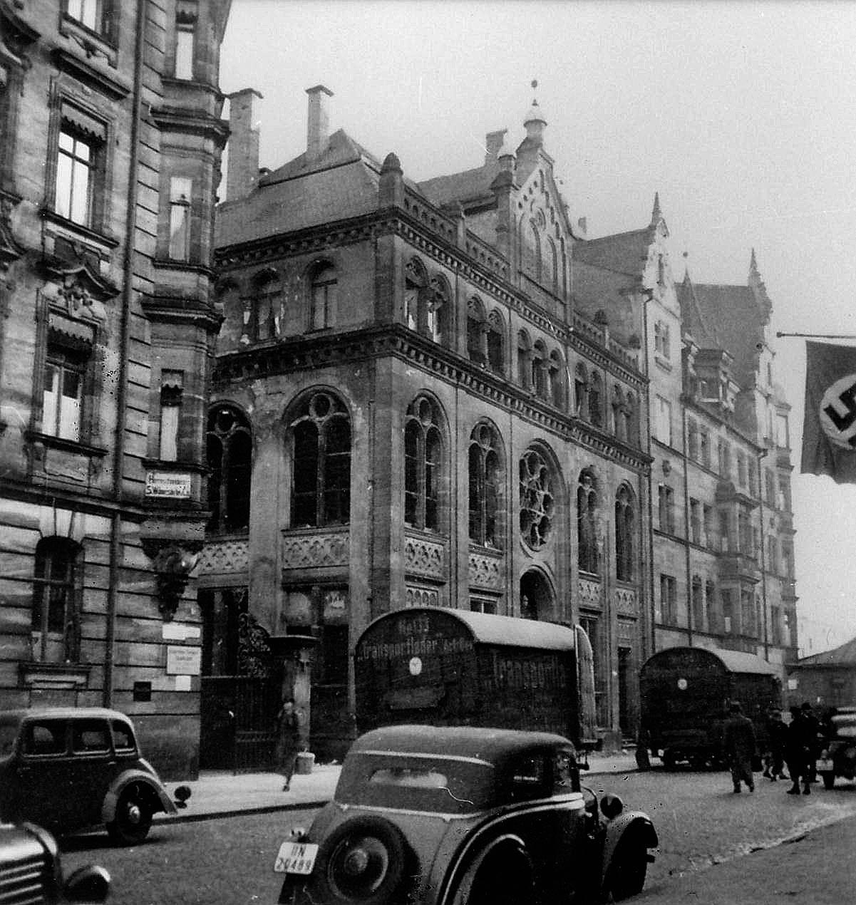 Die ausgebrannte Synagoge in der Nürnberger Essenweinstraße
