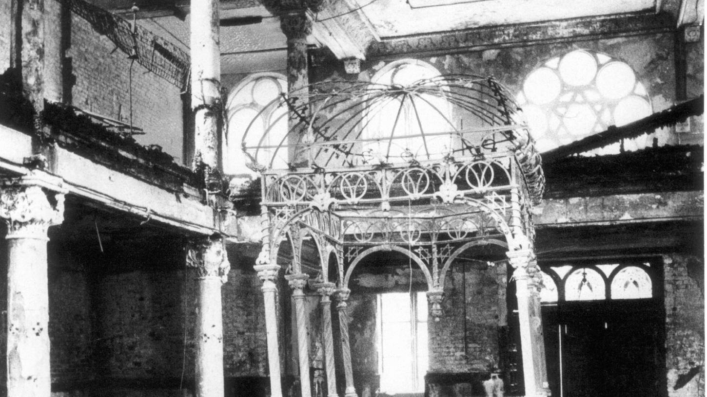 Die ausgebrannte Synagoge der orthodoxen Juden in der Essenweinstraße.