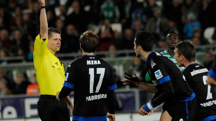Nur zehn Sekunden nach der Roten Karte für Vrancic wird Bertels wegen Schiedsrichterbeleidigung vom Platz gestellt.