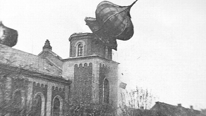 Auch außerhalb der Großstädte fielen die Gebetsstätten der Juden den Folgen der Pogromnacht zum Opfer. In Gunzenhausen stürzten SA-Männer wenige Tage nach dem 9. November die Zwiebeltürme von der Synagoge.