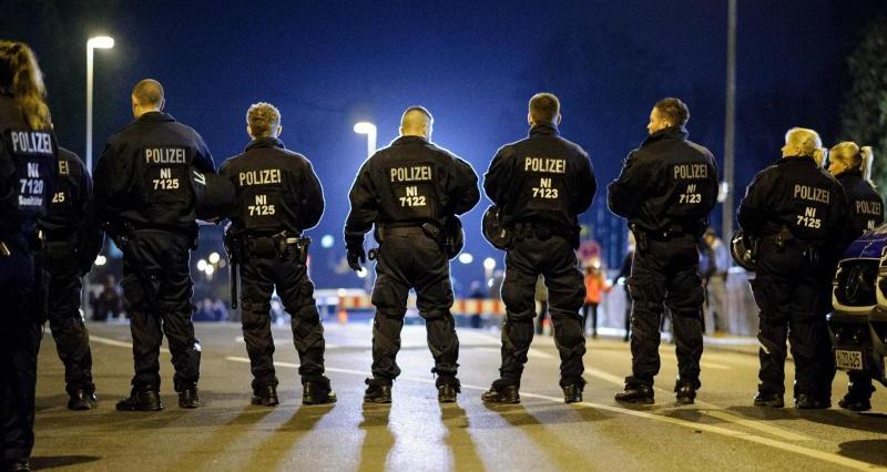 Die Gelsenkirchener Polizei hatte alle Hände voll zu tun, um die "Fans" wieder unter Kontrolle zu bekommen. (Symbolbild)