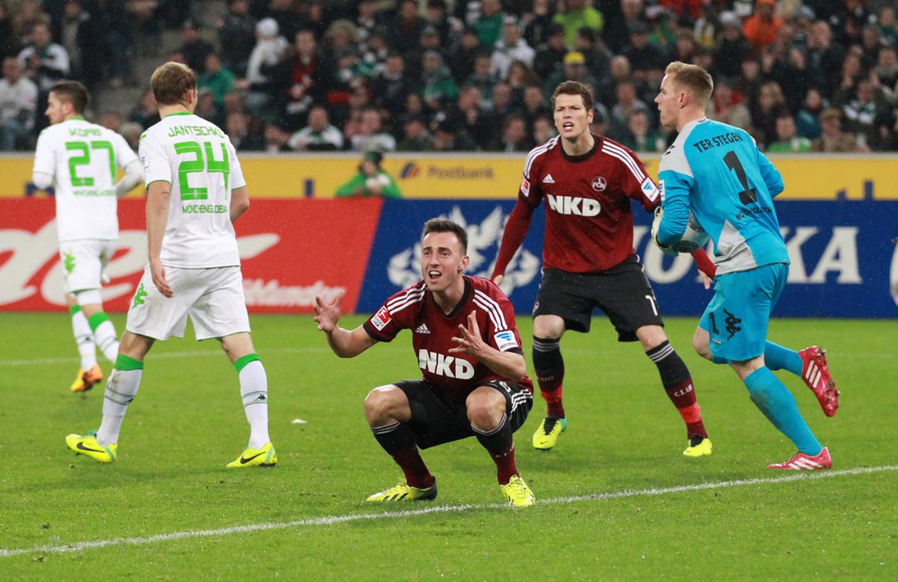 Ungläubig: Josip Drmic war nach der Niederlage gegen Gladbach entsprechend bedient. Ungläubig: Josip Drmic war nach der Niederlage gegen Gladbach entsprechend bedient.