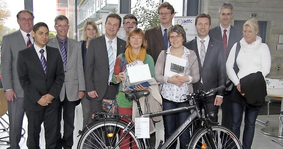 Im Foyer des Landratsamts freuen sich die Siegerinnen Elfriede Lutz und Claudia Karl (vorne v.li.) und Sieger Wolfgang Schaffrien (hinten 4.v.li.) mit den Veranstaltern über die Auszeichnung. Im Foyer des Landratsamts freuen sich die Siegerinnen Elfriede Lutz und Claudia Karl (vorne v.li.) und Sieger Wolfgang Schaffrien (hinten 4.v.li.) mit den Veranstaltern über die Auszeichnung.